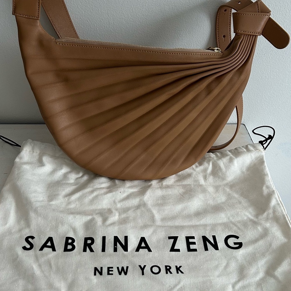 Sabrina Zeng's Chiaroscuro Hammock Sling Bag in Caramel.